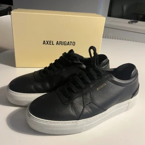 Axel Arigato Skor - SUPER NEDSATT, FÖRST TILL KVARN!! Säljer tyvärr mina Arigatos, storlek 41. Köpta på NK 2022, men har tyvärr blivit för små. Storlek 41, bra passform. Har försökt leta upp kvitto, men hittar inte tyvärr. Inga defekter