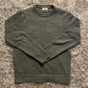 These glory days stickad - Säljer denna stickade sweater från these glory days. Lite nopprig men annars i fint skick utan några som helst brister. Nypris:1000