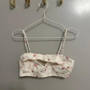 Topp från H&M - En kort topp från H&M. Jättefin men alldeles för liten för mig. Skjort material.