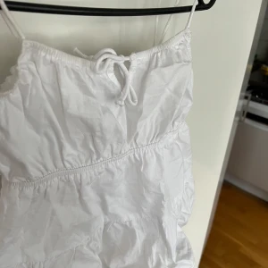 Sommartopp - Perfekt sommartopp med fina detaljer. Storlek XS/S  Exklusive frakt 