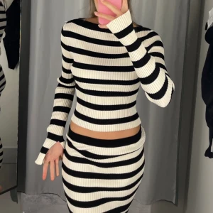 Set - kjol och tröja randigt - Randigt set med kjol och tröja. Knappt använt💗krämvit och svart. 