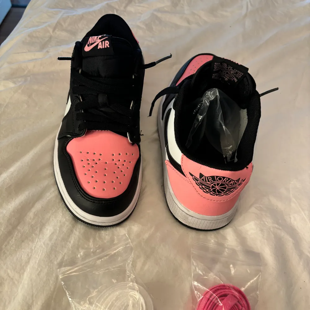 Jordan air 1 low, väldigt lite använda, följer med extra vita och rosa skosnören, har tyvärr inte kvar kartongen. Storlek 39 . Skor.