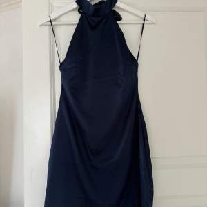 Säljer min helt oanvändbara klänning från Bikbok! Superfin marinblå miniklänning med djuprygg som passar perfekt till festligheter!🕺🏼 Säljer den då den tyvärr är förliten för mig:/
