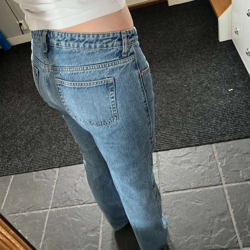 Jätte snygga jeans med låg midja från Weekday!!🩷🩷🩷. Jeans & Byxor.