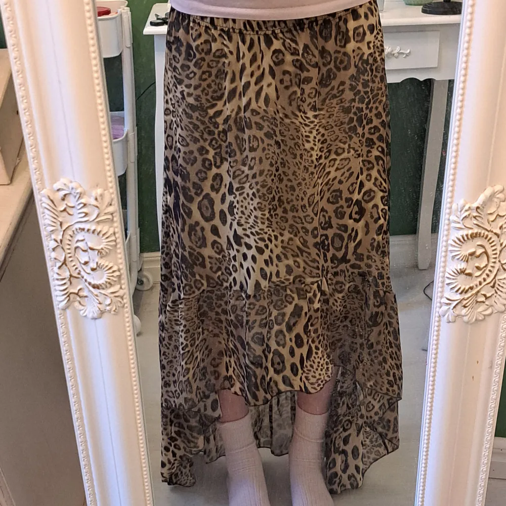 Leopardmönstrad kjol, säljer p.g.a att den inte kommit till användning ! 😊 Står tyvärr inte storleken men skulle säga att den är S/M 😊 Bra skick! 😊 Kontakta mig för frågor! 🩷. Kjolar.