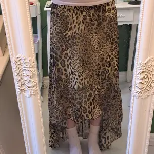 Leopardmönstrad kjol, säljer p.g.a att den inte kommit till användning ! 😊 Står tyvärr inte storleken men skulle säga att den är S/M 😊 Bra skick! 😊 Kontakta mig för frågor! 🩷