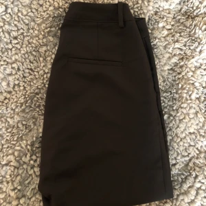 Kostymbyxor  - Super sköna och fina kostymbyxor från bikbok som inte kommer till användning längre! Dom är bra i längden för mig som är ca 170cm🥰