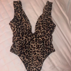 Leopard baddräkt  - SÅ snygg baddräkt som kan användas som topp med!  Ett spänne i midjan och hög skärning 😍 Endast testad  