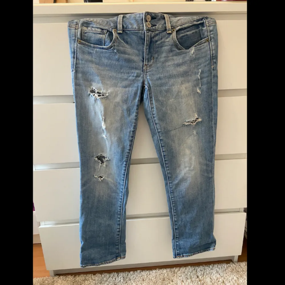 Snygga jeans från american eagle som är straight i benen. Säljer för att de är för stora för mig. Innerbenslängd: 64 cm, Midjemått: 41 cm (rakt över). Hör av dig för frågor och/eller intresse!💕💕. Jeans & Byxor.