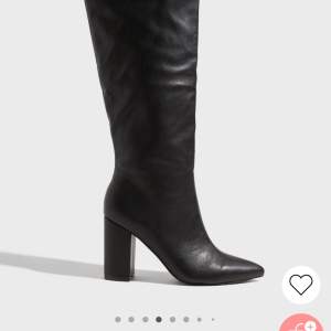 Wide knee high boots Färgen svart  Köpt för 800kr, säljs för 500 inklusive frakt 