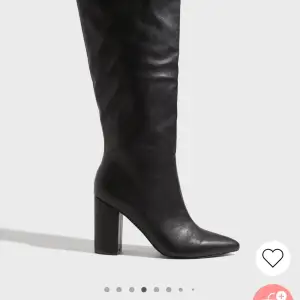 Wide knee high boots Färgen svart  Köpt för 800kr, säljs för 350