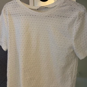 Vit tröja zara  - Denna gulliga tröjan är aldrig använt 🩷den är ifrån zara och är i storlek m men känns mer som S 