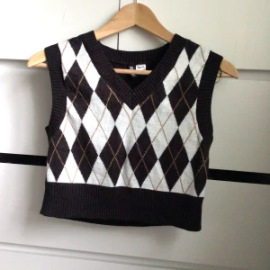 Stickad svart väst - Stickad svart rutig croppad väst från h&m