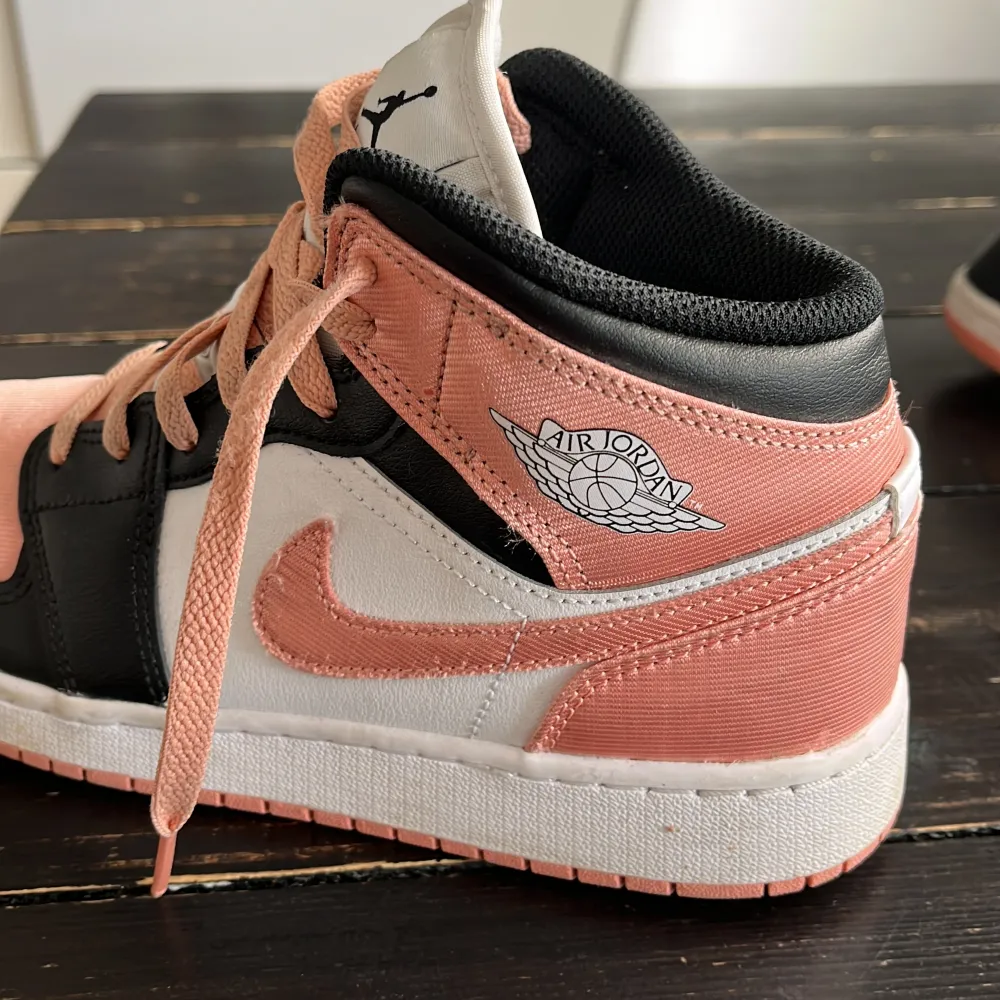 Säljer dessa i princip nya Nike Air Jordan. Det följer också med ”innerskydd” för att skorna inte ska vika sig fram. Rosa/metallic färgade. Ansvarar ej för postens slarv. . Skor.