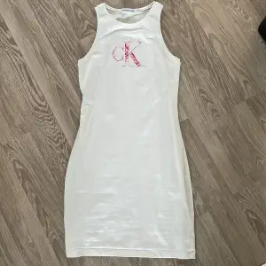 Vit klänning från CK i stl xs. Aldrig använd, endast provad.