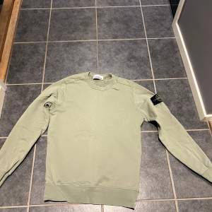 Stone island tröja från NK Göteborg. Skick 10/10, använd nån få gång bara. Säljs pga för liten. Färg: olive. Nypris ca 3000kr.