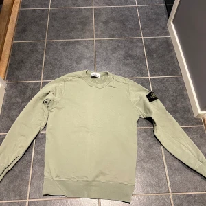 Stone island tröja  - Stone island tröja från NK Göteborg. Skick 10/10, använd nån få gång bara. Säljs pga för liten. Färg: olive. Nypris ca 3000kr.