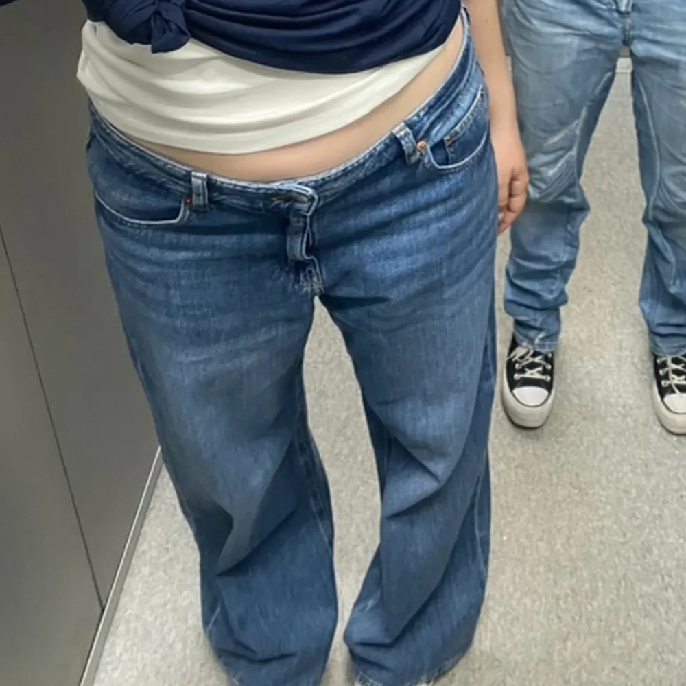 Vida jeans från H&M storlek 46. Använda av mig en gång. Jag är 171cm och brukar ha storlek 40/42 och de sitter sätt så oversize på mig 🤍 fint skick. 100% bomull. Jeans & Byxor.