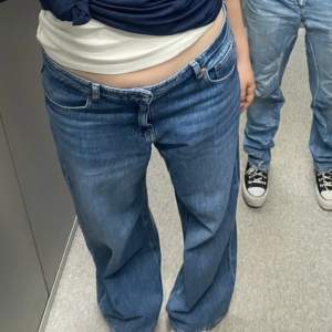 Vida jeans från H&M storlek 46. Använda av mig en gång. Jag är 171cm och brukar ha storlek 40/42 och de sitter sätt så oversize på mig 🤍 fint skick. 100% bomull