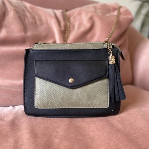 Handväska - Handväska utan Märke köpt på second handbutik. Det syns att den är använd men inga större problem eller ngt man ser från långt håll. Många olika fack.