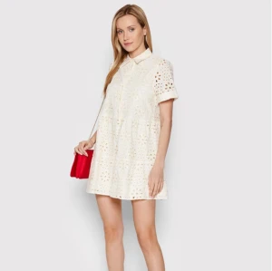 Desigual klänning - Säljer denna super fina klänning från desigual, endast använd en gång på min studentmottagning! Klänningen är därför helt i nyskick, och har inget tecken på användning!❤️ Klänningen är vaniljvit med paljetter runt ”blommorna”! Finns fler bilder!🍾❤️