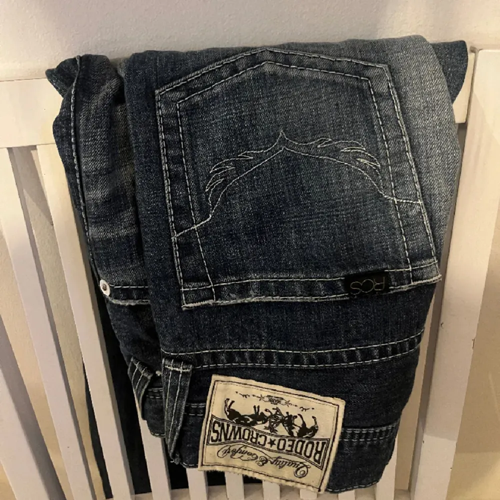 Sköna, snygga, låga jeans i utmärkt skik från Rodeo crowns med broderade detaljer på bakfickorna, kan tyvärr inte behålla då dem är lite för långa och för lite användning. Köpte dessa jeans på en vintage hemsida för 900kr. Köparen står för frakt💕💕. Jeans & Byxor.