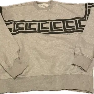 En grå tröja från LCDP den e cool och skön. Nypris 1100kr men säljer nu för 450kr… kan även tänka mig att gå lägre i pris.❤️