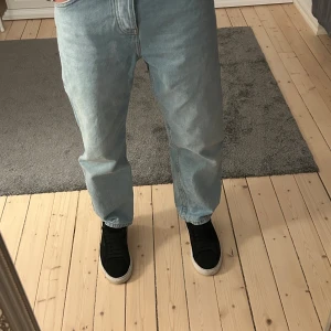 Asos Jeans  - Säljer mina jeans. Köpta från asos används max 10 gånger väldigt bra skick på jeansen. Storlek W26 och L30. Jag är 165 cm så tips va runt den längden annars blir dom korta. Köpta för 379. Hör av dig vid intresse eller frågor! 