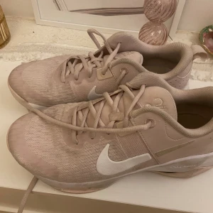 Ljusrosa idrottskor!  - Supersöta idrottskor i storlek 40 Pastellrosa  Utan defekter men smutsiga, går att tvätta i tvättmaskin