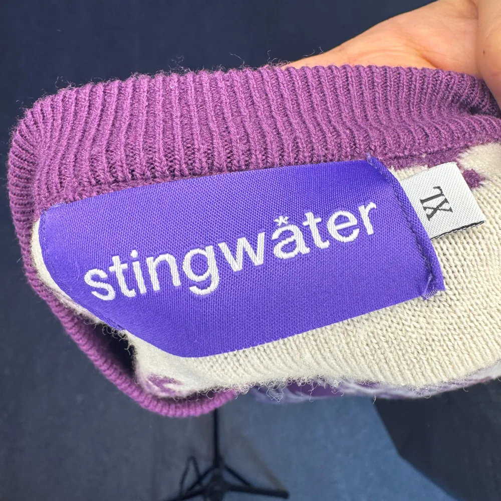 Säljer denna feta Stingwater Knit som knappt e använd! Köpt på ettresex! stl XL men sitter som L-XL . Hoodies.