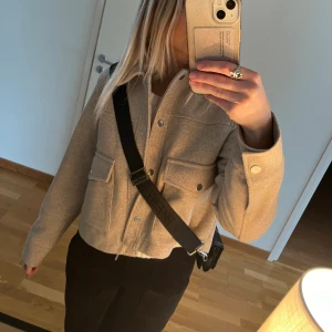 Beige jacka - Använd fåtal gånger, jätte bra skick!