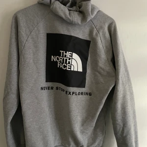 The north face hoodie  - Mycket fint skick fast den har npgra år i sig, inga skavanker 