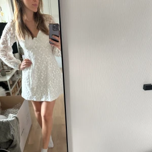 Studentklänning från Gina😍🩷💐 - Superfin och trendig studentklänning från Gina i storlek 34. Har endast använt klänningen en gång på min egen student förra året🌸 därav nästintill nyskick🩷