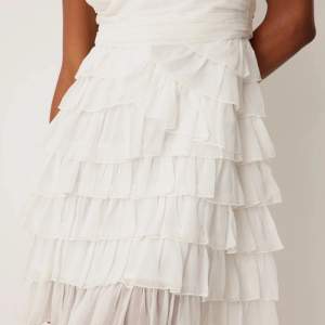 Säljer denna perfekta klänningen!! Älskar verkligen den men tyvärr är den för stor så inte fått användning för den och prislappen sitter kvar🫶🏼 Går att knyta den så att den blir lite mindre, nästan som en 42 i storlek💞