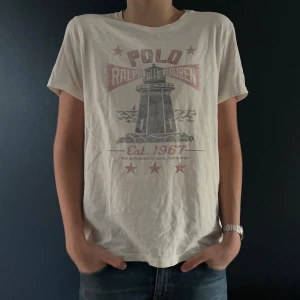 Ralph lauren T-shirt  - Säljer denna snygga Ralph lauren T-shirten. Storlek L och är i väldigt bra skick. Nypris 1499kr - mitt pris 299kr