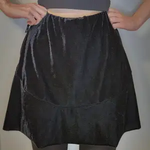 Svart kjol storlek M från Cubus. Säljs då den är för stor. Använd men i gott skick och inga tydliga defekter förutom att ena tvättlappen är bortklippt. Både hund och katt förekommer i hemmet. Skickas via postnord eller Instabox, betalning via swish