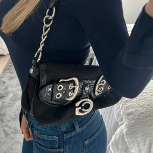 Guess väska - Säljer nu denna fina guess väska som tyvärr inte kommer till användning 💕 använd men i bra skick 💕Vid snabb affär kan priset diskuteras 💕