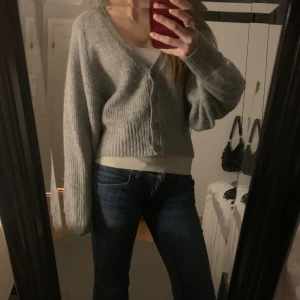 Kofta - Grå stickad kofta, skitsnygg💖