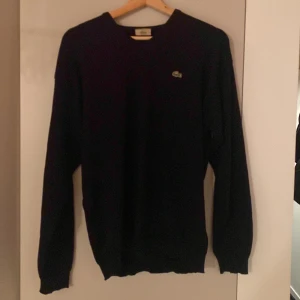 Lacoste sweatshirt  - Säljer denna feta sweatshirt pga ingen andvänding och för stor. 6/10 skick. Skriv vid minsta fråga
