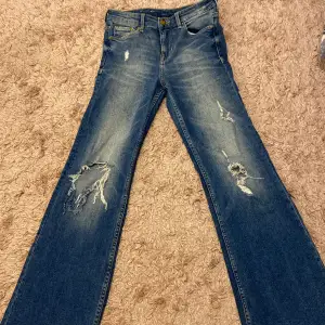 Bootcut jeans från H&M som bara legat hemma och knappt använda, storleken är W26 L30