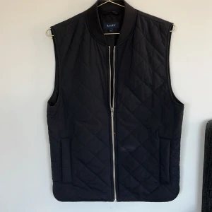 Riley väst - Säljer min snygga väst. Den är aldrig använd på grund av att den var för liten. Nypris på den är 899kr Skick 10/10