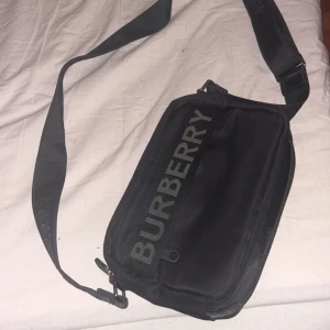 Burberry axelväska - Burberry väska knappt använd, lådan finns kvar.