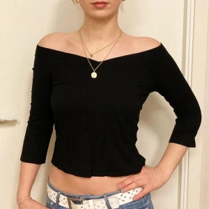 🍒OFFSHOULDER TOP🍒 - 🍒SOFT TOUCH🍒 Figurnära, topp med V-formad urringning både fram och bak. Kommer i ett mjukt viscosetyg som Ginas soft touch kollektion. Använd, men ändå bra skick. Modellen är 172cm lång för ref.🍒