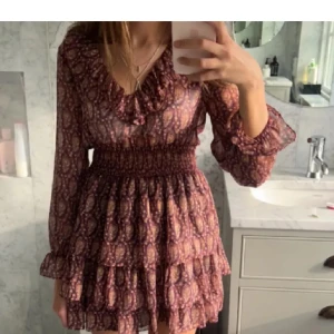 Klänning från zara! - Säljer denna klänningen från zara som inte säljs längre! Den är i ny skick alltså inga defekter! Pris kan diskuteras vid snabb affär💕! Färgen är en blanding mellan lila och vinröd🩷