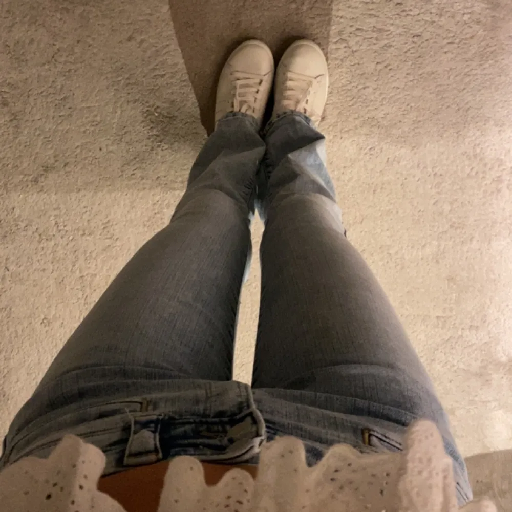 Lågmidjade bootcut jeans, från barnavdelningen i storlek 158 men passar mig som brukar ha 32/34 i zara jeans🤍 midjemått: 70🤍 Innerbenslängden: 76🤍jag är 164. Jeans & Byxor.