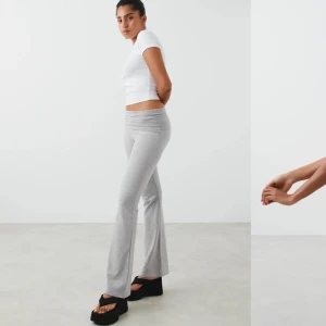 Low waist byxor - Säljer dessa fina lågmidjade mjukis från Gina tricot då jag endast använt dom 1 gång pga fel storlek. Original pris: 359kr