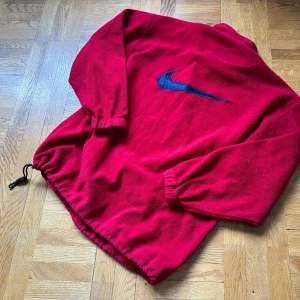 Nike Vintage 90’s Fleece Zip Tröja - Kom med förslag på pris. Kolla in mina andra annonser med retro adidas, nike, fjällräven, haglöfs, nike ACG etc.