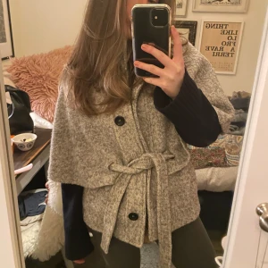 Vårjacka grå - Så snygg vårjacka från Clockhouse! Lägger ut igen😍  Storlek L men passar S/M, köptes för 650 second hand 