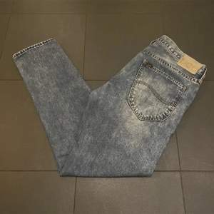 Ett par riktigt schyssta grisch jeans från lee, slim fit. Mycket bra skickar utan några defekter. Ny pris ca 1000kr. Storlek 32/30