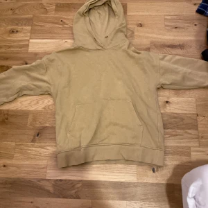 Brun hoodie  - Brun Hoodie från Lindex. Köpte för ungefär 250 säljer för 90. Är tyvärr för liten för mig💕